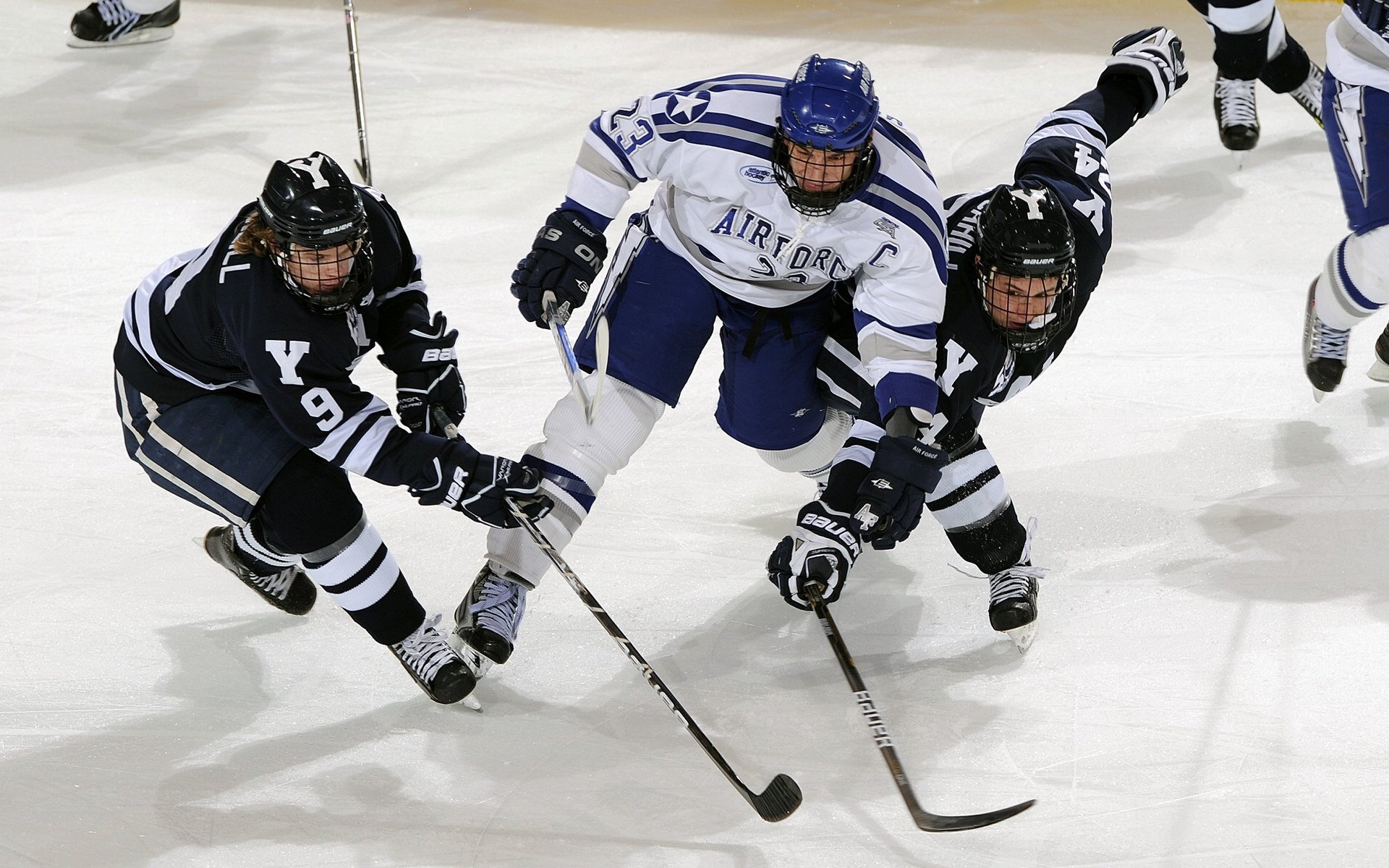 赛道新王诞生，皮亚斯特里领衔阿斯顿马丁完胜法拉利